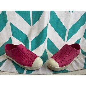 Native girls size 2 pink water croc style Shoes